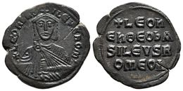 LEO VI EL SABIO. Follis. 886-912 D.C. Constantinopla. A/ Busto Coronado De Frente Sosteniendo Akakia + LEON BASILEVS ROM - Byzantinische Münzen