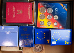 JUAN CARLOS I. Lote Compuesto Por Cartera E-84, 5 Ecu 1989 Carlos V, 5 Ecu 1992 Madrid Capital De La Cultura, Estuche "A - Otros & Sin Clasificación