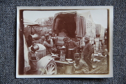 Superbe Photo De Militaires Durant La Guerre 1914 /18 ,déjeunant à VERT GALANT Près D'AMIENS. - Krieg, Militär