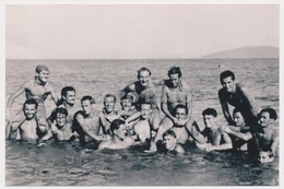 REPRINT - Group Naked Trunks Mucular Guys Men In Shallow On  Beach  Hommes Nus  Sur La Plage, Mecs, Photo Reproduction - Personen