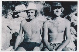 REPRINT - Two Naked Trunks Mucular Guys Men Sit On  Beach  Hommes Nus  Sur La Plage, Mecs, Photo Reproduction - Persone