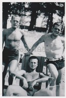 REPRINT -  Three Naked Trunks Mucular Guys Men  On  Beach  Hommes Nus  Sur La Plage, Mecs, Photo Reproduction - Persons