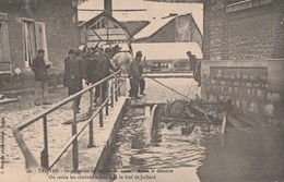 JANVIER 1910 - INONDATIONS A TROYES - APRES LE DESASTRE, ON RETIRE LES CHEVAUX NOYES DANS LE BIEF JAILLARD - BELLE CARTE - Inondations