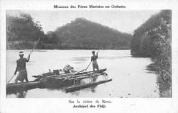 Océanie. Fidji.  Pirogue Sur La Rivière De Rewa .  Mission Des Pères Maristes       (voir Scan) - Fidschi