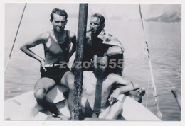 REPRINT - Naked Trunks  Men Sit On Boat On Beach Gay Int Hommes Nus Sur Plage Mecs, Photo Reproduction - Personen