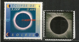 Eclipse Totale Du Soleil  11 Aout 1999 & 21 Aout 2017.  Deux Timbres Neufs **, Inclus Autocollant. USA & France - Autres & Non Classés