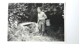 Plénée-Jugon - Pascal Martin PHOTOGRAPHE  - René Corbel  A LA FONTAINE  EN 1988 - Plénée-Jugon