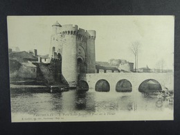 Parthenay Porte Saint-Jacques Et Pont Sur Le Thouet - Parthenay