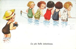 1200 "LA PIU' BELLA ISTANTANEA.-BAMBINO FOTOGRAFA 5 BAMBINE IN COSTUME DA MARE" CART. POST.  ILLUSTRATA ORIG.  NON SPED. - Wills, John