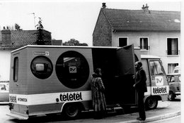 Delcampe - Vélizy Animée Véhicule Camionnette Camion D'Information Teletel - Velizy