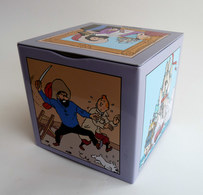 RARE BOITE CARREE EN METAL Fer Blanc DE CHOCOLATS JEFF DE BRUGES TINTIN VIOLETTE Le Trésor De Rakham Le Rouge - Arte Della Tavola