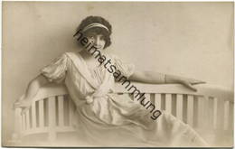 Frau Auf Einer Bank - Foto-AK - Feldpost Gel. 1910 - Donne