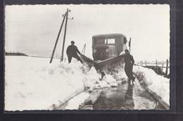 Delcampe - CPSM 48 - AUMONT - Le Chasse Neige - TB GROS PLAN CAMION En Action + TB GROS PLAN Personnages Devant - Aumont Aubrac