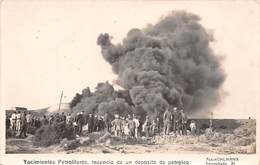 Argentine.       Yacimientos.         Incendie D'un Puits De Pétrole         Carte Photo               (voir Scan) - Argentine