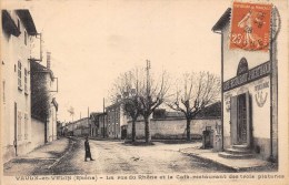 RHONE  69  VAULX EN VELIN  LA RUE DU RHONE ET LE CAFE RESTAURANT DES TROIS PLATANES - Vaux-en-Velin