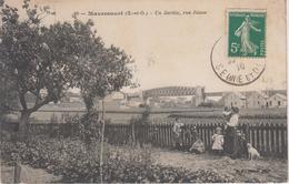 CPA Maurecourt - Un Jardin, Rue Itasse (avec Animation) - Maurecourt