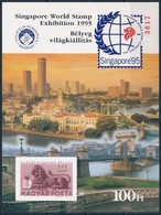 ** 1995 Singapore - Bélyeg Világkiállítás Emlékív Piros Sorszámmal Kartonpapíron 'A PHILATELIA HUGARICA AJÁNDÉKA' (3.000 - Otros & Sin Clasificación