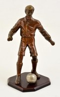 Cca 1950 Labdarúgó, Futbalista. Jelzés Nélküli Bronz Szobor, Bakelit Talapzaton / Football Player Bronze Statue On Bakel - Altri & Non Classificati