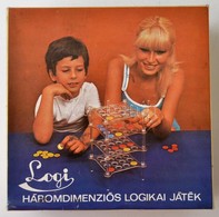 Logi. Háromdimenziós Logikai Retró Társasjáték, Eredeti Dobozában, Egy Dobkocka Hiánnyal, Kék Korongból 2, A Piros Koron - Otros & Sin Clasificación