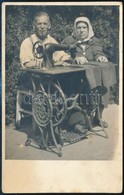 Cca 1930-1940 Idős Házaspár Varrógéppel, Fotólap, 13,5×8,5 Cm - Sonstige & Ohne Zuordnung