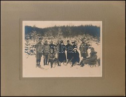 Cca 1910-1920 Szánkózó Társaság, Közte Katonák, Kartonra Kasírozott Fotó, 11,5×16,5 Cm - Sonstige & Ohne Zuordnung