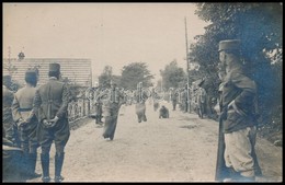 Cca 1914-1916 Katonák Zsákban Futó Versenyt Rendeznek A Fronton. Fotólap / Soldiers Running In Sack - Non Classés