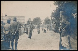 Cca 1914-1916 Katonák Zsákban Futó Versenyt Rendeznek A Fronton. Fotólap / Soldiers Running In Sack - Non Classificati