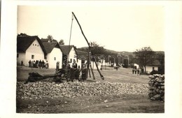 * T2 1930 Piliscsév, Csév; Megérkezés Csév Faluba Klastrompuszta Felől, Turisták A Gémeskútnál. Photo - Sin Clasificación