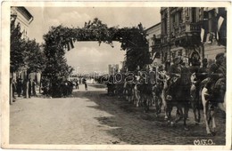 * T2/T3 1940 Dés, Dej; Bevonulás, Díszkapu / Entry Of The Hungarian Troops, Decorated Gate + Dés Visszatért So. Stpl - Ohne Zuordnung