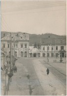 * T2 Hátszeg, Hateg; Ferdinánd Király Tér, Gyógyszertár, Gheorghe Herban üzlete,  Foto Horváth / Square, Pharmacy, Shops - Ohne Zuordnung