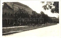 * T2 1931 Munkács, Mukacheve, Mukacevo; Utcakép, Park, Autó / Street View With Park And Automobiles. Photo - Non Classés