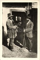 ** T2/T3 Kárpátaljai Zsidók Kakassal / Podkarpatska Rus. Zidovsky Typ / Transcarpathian Jewish Men With Rooster. Judaica - Ohne Zuordnung