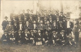 T2 1909 Kecskemét, Az Újpesti Dalkör Csoportképe A Negyedik Helyezettnek Járó Díjjal / Hungarian Choir's Group Photo - Non Classés