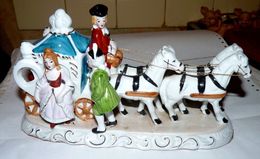 ANCIENNE SCULPTURE PORCELAINE DILIGENCE COCHER ET COUPLE 4 CHEVAUX BE - Autres & Non Classés