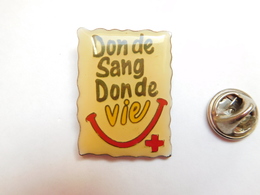 Beau Pin's  , Médical , Don Du Sang , Don De Vie , Signé Croix Rouge De Belgique , Attech - Geneeskunde