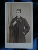 Photo CDV Charlet &amp; Jacotin à Paris - Second Empire Jeune Homme En Manteau Circa 1865 L397A - Antiche (ante 1900)
