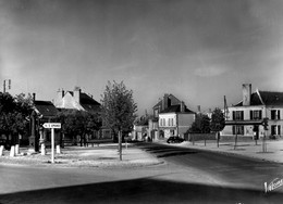 41. CPSM. HERBAULT. La Place. épicerie, Bar, Traction Citroen. Série Les Merveilles Du Val De Loire. - Herbault