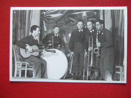 ALLEMAGNE - MEMMINGEN - CARTE PHOTO -  MILTARIA  39 - 1945 - STALAG VII B - CAMP - GROUPE DE MUSICIENS - " RARE " - - Memmingen