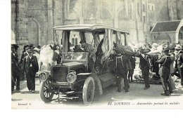 Cpa Lourdes Automobiles Portant Les Malades - Lourdes