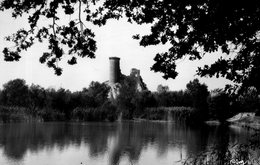 - 84 - CHATEAUNEUF-du-PAPE (Vaucluse) - Le Château De L'Hers Et L'Etang. - - Chateauneuf Du Pape