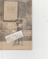 THEATRE DE GRENELLE - Deux Gosses De Paris Devant L'affiche Du Spectacle  Du  Théâtre   ( Carte-photo ) - Andere Monumenten, Gebouwen