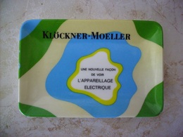 KLOCKNER - MOELLER . UNE NOUVELLE FACON DE VOIR L'APPAREILLAGE ELECTRIQUE . RARE VIDE POCHE PLASTIQUE COUPELLE CENDRIER - Autres & Non Classés