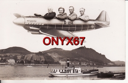 Carte Postale Photo Montage AVION Fictif "Königswinter" Vol Au Dessus Du Rhin En Allemagne (Deutschland) BATEAU - Fotografie