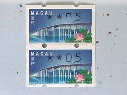 MACAU ATM LABELS, 1999 LOTUS FLOWER BRIDGE ISSUE - ERROR CUTTING & PRINTING - VERTICAL PAIR - Automaten