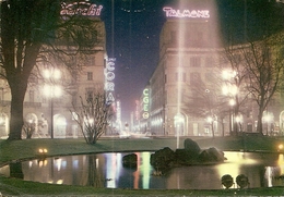 Italie. CPM. Torino. Turin La Nuit. Jardin De La Gare Porta Nuova Et Rue De Rome (enseignes Publicitaires Lumineuses) - Parcs & Jardins