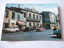 CASTELNAU LE LEZ (34) : L'ancienne MAIRIE Sur La PLACE DE LA LIBERTE - Automobiles Renault - Panhard - Voir Les 2 Scans - Castelnau Le Lez