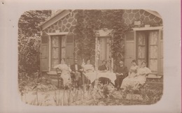 18/10/16  -CARTE  PHOTO  D'UN  GROUPE  DE  PERSONNES  DEVANT  UNE  MAISON - Généalogie