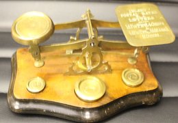 LETTER SCALE Small Early Brass Letter Scale With Engraved Platform - INLAND POSTAL RATES FOR LETTERS On Published Hardwo - Other & Unclassified