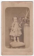 CDV Photo Originale XIXème Petite Fille Belle Robe Par Anjoux Paris Cdv 2525 - Alte (vor 1900)