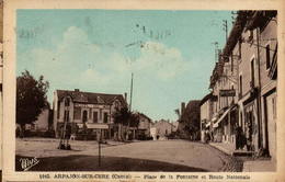15 - ARPAJON-sur-CERE - Place De La Fontaine Et Route Nationale - Arpajon Sur Cere